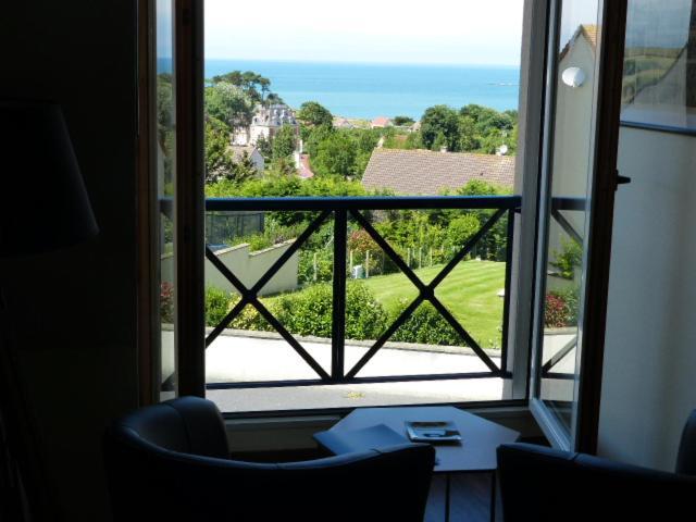 Le Ruban Bleu Face A La Mer Arromanches-les-Bains Extérieur photo